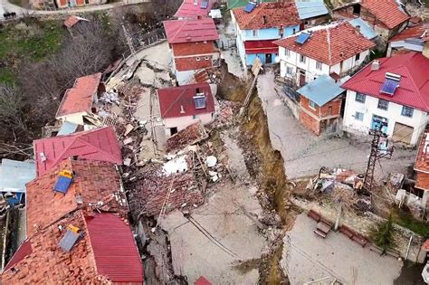 Tokat’ta heyelan felaketinin vurduğu Günebakan köyü dronla havadan görüntülendi